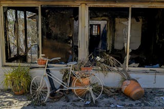 منظر لمنزل تضرر بسبب حرائق الغابات في سالاندري، بالقرب من أثينا، اليونان